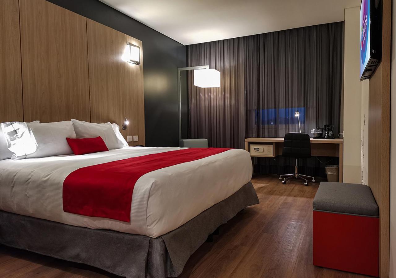 Ramada Encore By Wyndham Guadalajara Aeropuerto Las Pintas エクステリア 写真